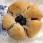 さくらあんぱん（宇治玉露入り緑茶あん）：志津屋京阪三条店