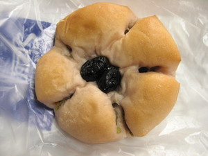 さくらあんぱん（宇治玉露入り緑茶あん）：志津屋