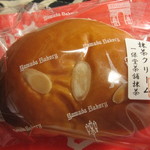 抹茶クリームパン：ヤマダベーカリー