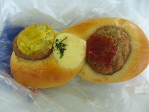 よくばりハンバーグパン：志津屋