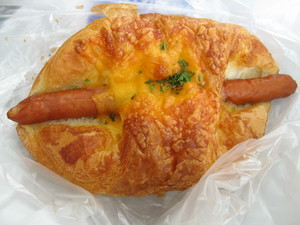 デリカクロワッサン チーズ＆ソーセージ：志津屋
