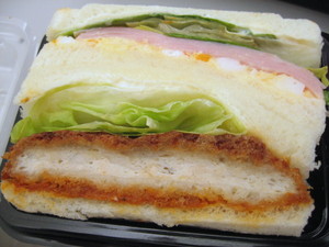 国産チキンのミニサンド（トマトカレー）：FREDS CAFE