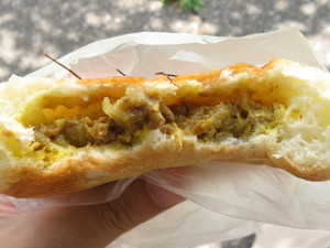夏野菜の焼きカレーパン：進々堂