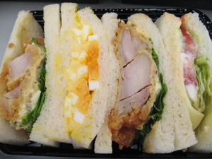 ジューシーチキン南蛮サンド：神戸屋