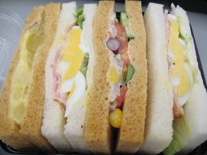 ベーコンたまごサンド（カルボナーラソース）：FREDS CAFE