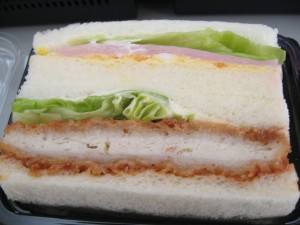 国産チキンカツのミニサンド：FREDS CAFE