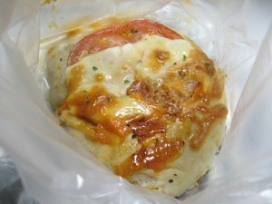 厚切りトマトとくるみの北海道モッツァレラチーズ：パン屋さんのひみつ