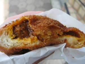 和牛すじ肉カレーパン：マルルー
