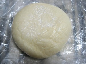 幻の白いクリームチーズパン：カフェオーソーレミーオベーカリー