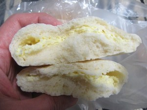 幻の白いクリームチーズパン：カフェオーソーレミーオベーカリー