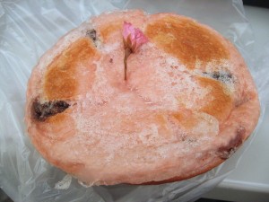 桜わらびもち風パン：サンエトワール
