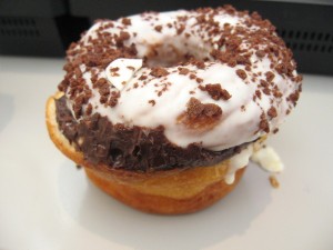 クロワッサンドーナツ（ザクザクチョコ）：FREDS CAFE