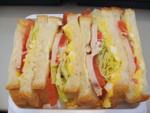 たまごとローストチキンのサンド：FREDS CAFE