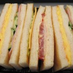 スクランブルエッグ&ツナチェダーサンド：FREDS CAFE梅田店