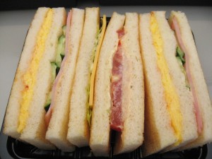 スクランブルエッグ&ツナチェダーサンド：FREDS CAFE
