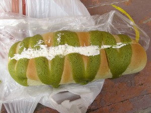 抹茶クリームロール：西脇製パン