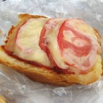 チーズとトマトのタルティーヌ：パネッテリアオークラ
