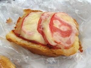 チーズとトマトのタルティーヌ：パネッテリアオークラ