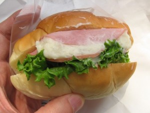 ハムサラダロール：進々堂