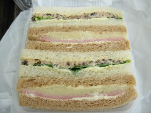 ツナ＆オリーブとポテトハムのサンド：進々堂