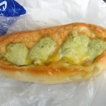 バジルソースとベーコンのフランスパン：志津屋三条店