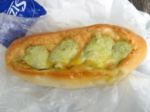 バジルソースとベーコンのフランスパン：志津屋