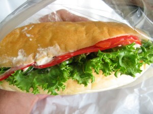 チキンサラダのパニーニ：志津屋