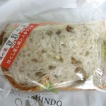 雑穀サンド ほぐし蒸し鶏と人参サラダ：進々堂