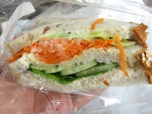 雑穀サンド ほぐし蒸し鶏と人参サラダ：進々堂