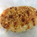 "チキンとココナッツの”タイ風焼きカレーパン：進々堂三条河原町店