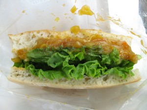 チキンとカレーもやしのフォカッチャサンド：進々堂