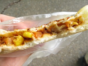 ナン風トマトカレー：進々堂