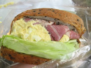 黒ゴマフランス パストラミビーフ：志津屋