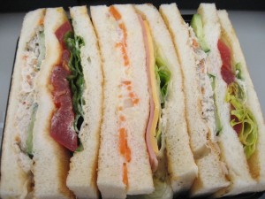鶏ごぼうサラダサンド：FREDS CAFE