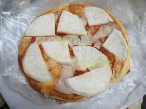 亀岡産カブとモッツァレラチーズとあらびきハムのピッツァ：ルミナール