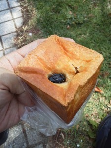 ほうじ茶と黒豆のクリームパン：ベーカリーみやぱん