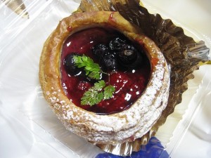 ブルーベリーとラズベリーのカスタードデニッシュ：志津屋