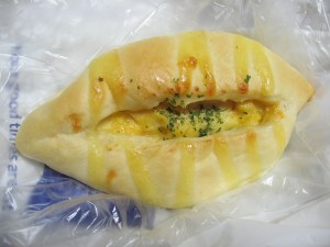 スモークチキンとコーンのフランスパン：志津屋