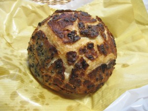 カリカリのごまパン：トコハベーカリー