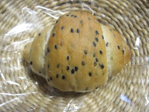 黒ごまのロールパン：ミナミナ