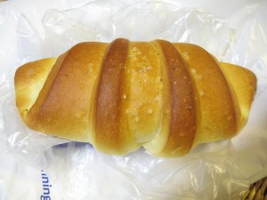 練乳クリーム入り塩パン：志津屋