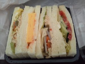 梅香るチキンと塩きんぴらサンド：FREDS CAFE