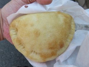 サーモンとタルタルのカルツォーネ：レ・ブレドオル
