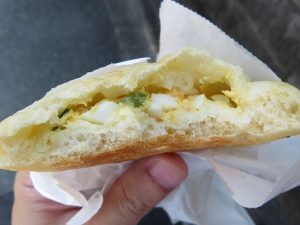 サーモンとタルタルのカルツォーネ：レ・ブレドオル