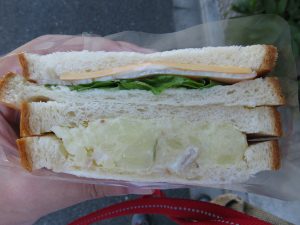 ロースハムとチェダーチーズ&ポテトサラダ：レ・ブレドオル