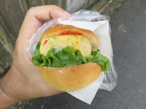 スペイン風オムレツのプチハンバーガー：ヤマダベーカリー