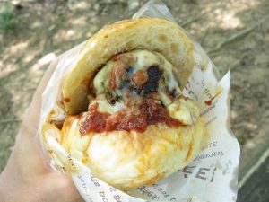 煮込みバーガー：吉川製パン所