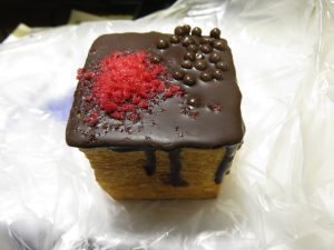 ラズベリーショコラCUBE：志津屋