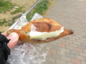 焼き栗とホワイトチョコクリームのカンパーニュ：フードスケープ