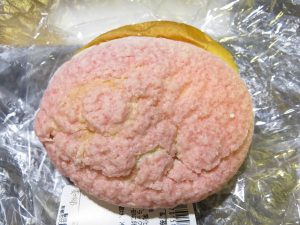 ホイップ&苺のメロンパン：小麦の郷